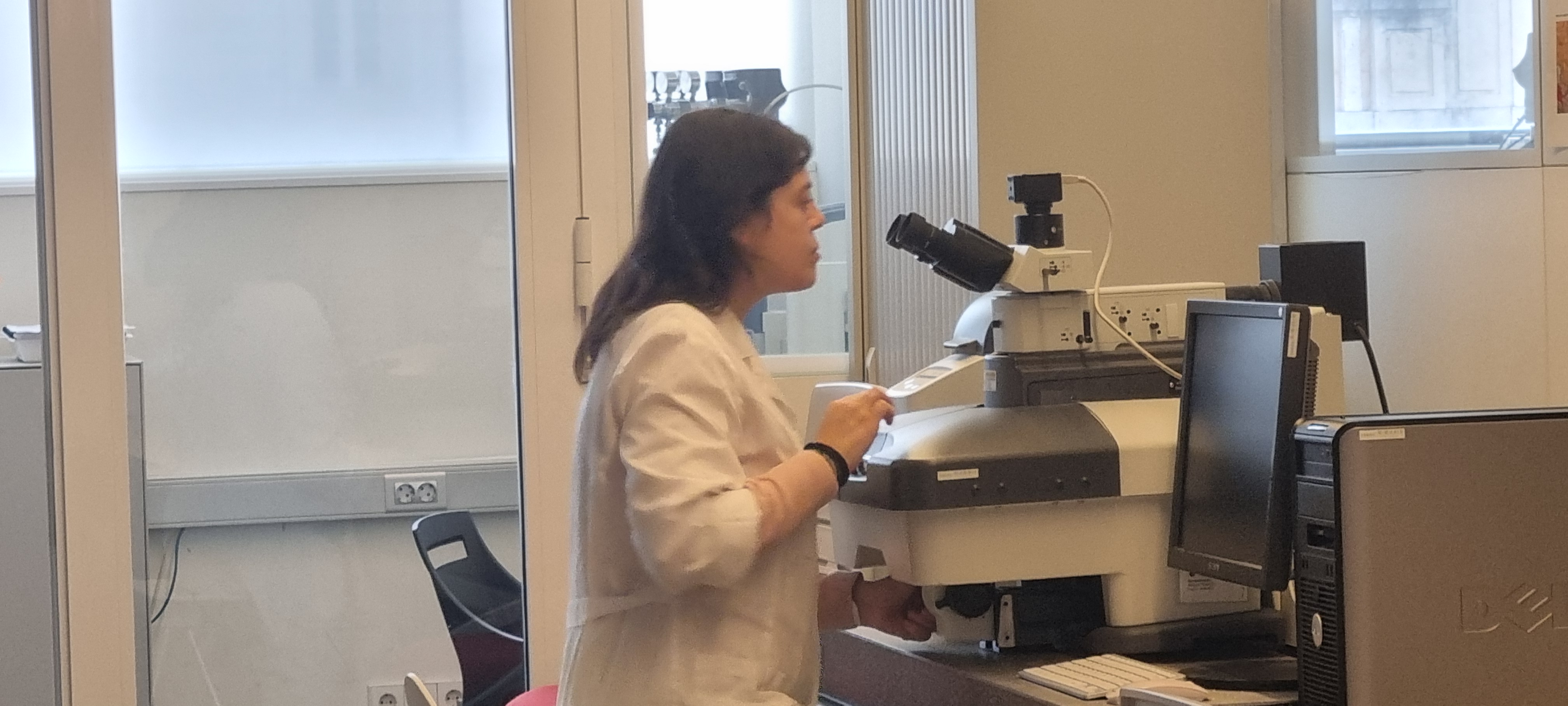 Ana Álvaro en el Laboatorio de Arqueometría