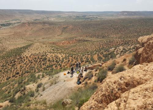 Margen septentrional de la Cuenca de Ain Beni Mathar, cerca de la localidad de Gafait. En primer plano, excavación paleontológica de “Gafait-4”/Josep M. Parés.