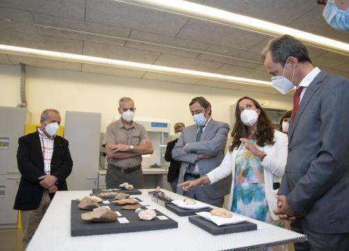 Pedro Duque en el Laboratorio de Conservación y Restauración. CENIEH/Susana Santamaría