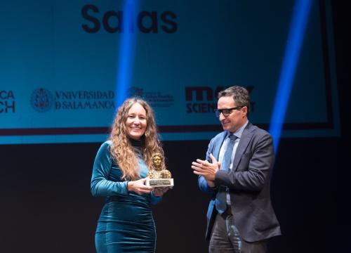 Nohemí Sala received the award from the Rector of Salamanca/Muy Interessante