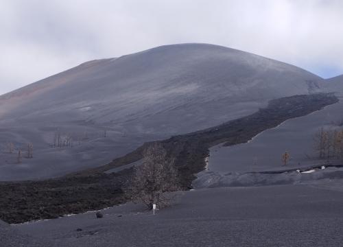 Vista de la cumbre del volcán Cumbre Vieja, con un depósito de escoria volcánica en primer plano