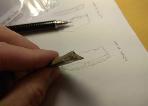 Detalle de la fractura en proceso de fabricación de una punta de Chatelperrón/Joseba Rios-Garaizar