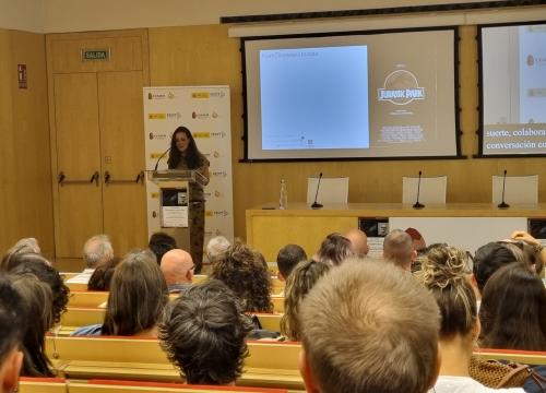 La directora del CENIEH presentando al Prof. Collins/UCC+I CENIEH