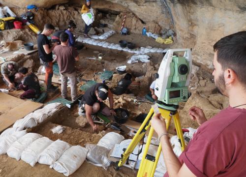 Campaña de excavación en el Abrigo de la Malia, 2024/Gabriela VillecoFalange de rebeco con marcas de corte/ Edgar Téllez