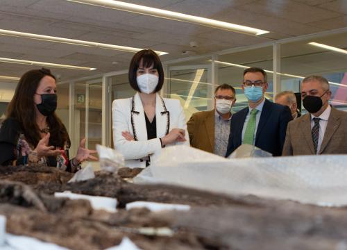 La ministra Morant en el Laboratorio de Conservación y Restauración/CENIEH