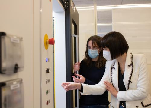 La ministra Morant en la Laboratorio de Microscopía y Microtomografía Computarizada/CENIEH