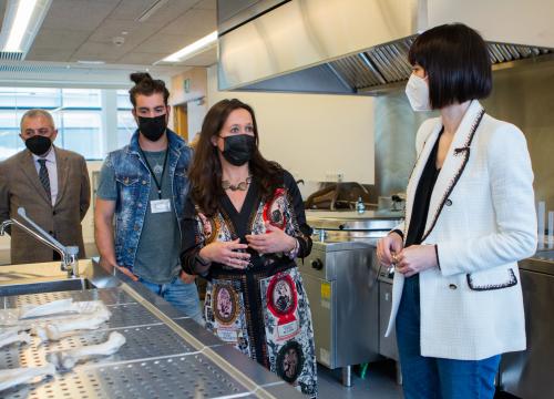 La ministra Morant en el Laboratorio de Arqueología experimental y Tafonomía/CENIEH