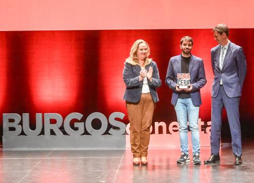 Edgar Téllez recibiendo el premio de la alcaldesa de Burgos/Burgosconecta
