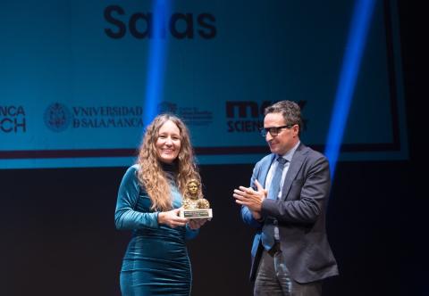 Nohemí Sala received the award from the Rector of Salamanca/Muy Interessante