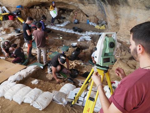 Campaña de excavación en el Abrigo de la Malia, 2024/Gabriela VillecoFalange de rebeco con marcas de corte/ Edgar Téllez