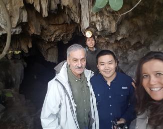 María Martinón-Torres y José Mª Bermúdez de Castro con sus colegas chinoa en yacimientos Pleistocenos con fósiles de H. sapiens María Martinón-Torres y José Mª Bermúdez de Castro con sus colegas chinoa en yacimientos Pleistocenos con fósiles de H. sapiens