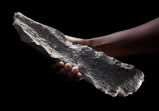 Herramienta de hueso tallada sobre húmero de elefanta, hace 1.5 millones de años/Laboratorio de Arqueología del Pleistoceno-CSIC Herramienta de huseo tallada sobre húmero de elefanta, hace 1.5 millones de años/Laboratorio de Arqueología del Pleistoceno-CSIC