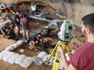 Campaña de excavación en el Abrigo de la Malia, 2024/Gabriela VillecoFalange de rebeco con marcas de corte/ Edgar Téllez