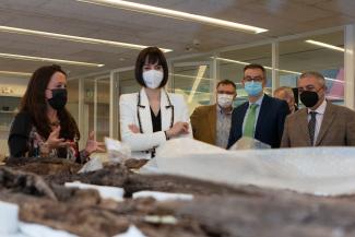 La ministra Morant en el Laboratorio de Conservación y Restauración/CENIEH